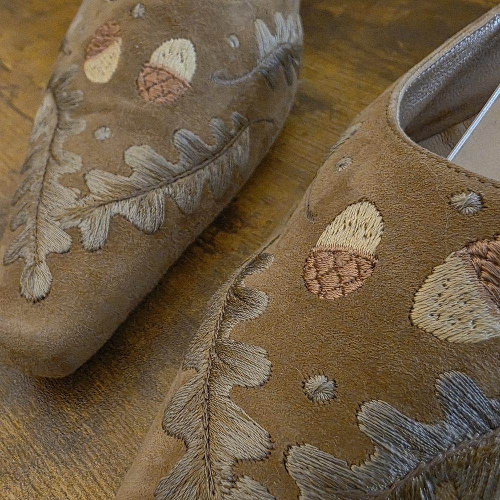 Manolo Blahnik Tan Brown Acorn Embroidered Heels - Picture 5 of 15